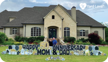 yard love sign happy anniversary mom & dad in black letters with white black and gold balloons and emojis